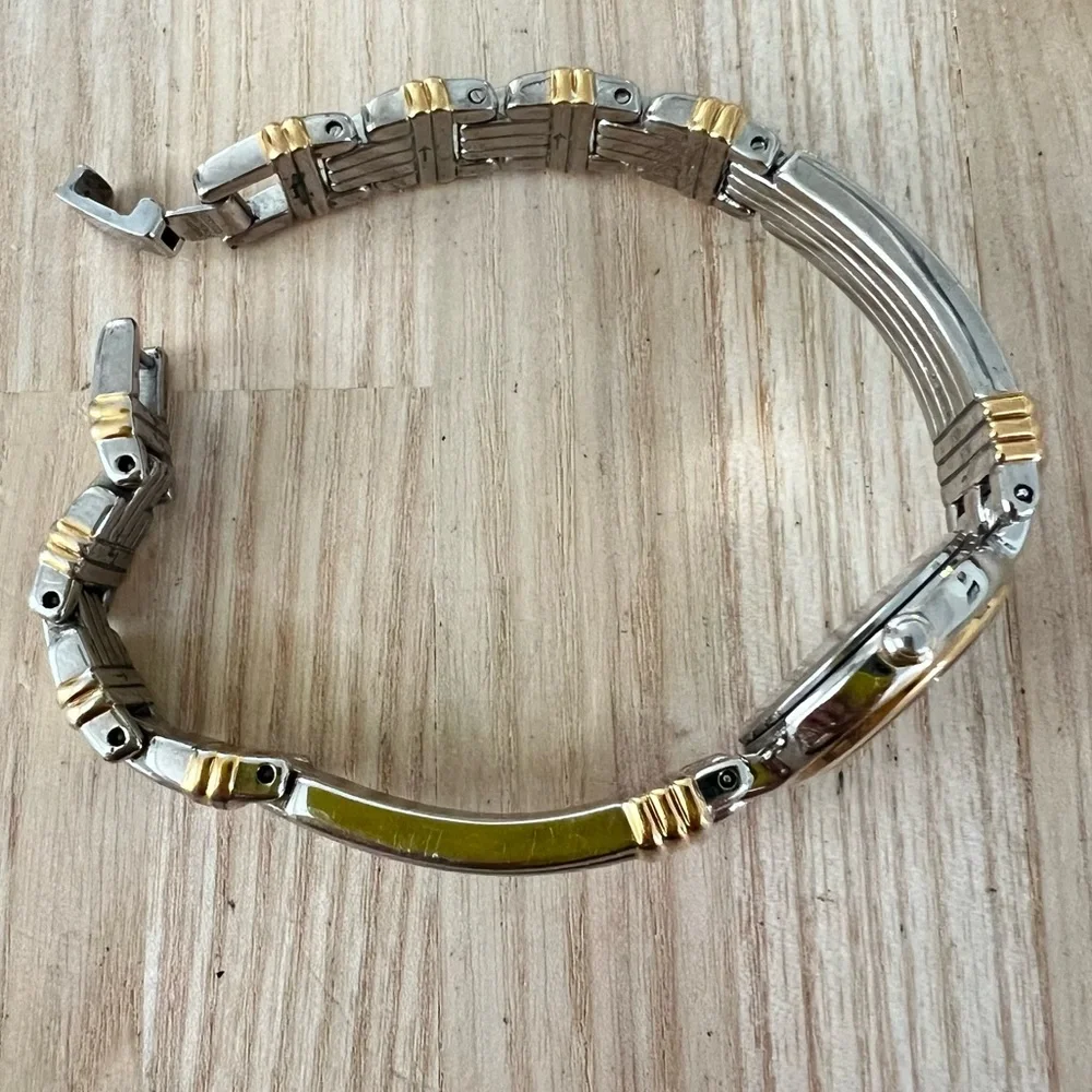 Seiko ladies two-tone dress bracelet watch NEW BATTERY
